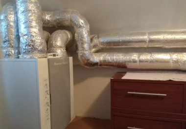 Centrala wentylacyjna stoi w pralni na poddaszu