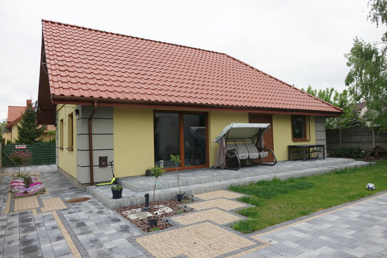 Styromury wykończono żółtym tynkiem silikonowo-silikatowym