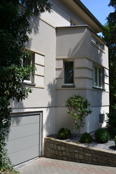 Brama garażowa w przedwojennej willi