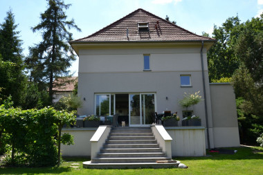 Taras bez zadaszenia przy tylnej ścianie willi