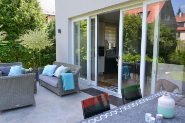 Drzwi przesuwne prowadzące na niezadaszony taras