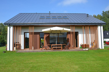 Główny taras zajmuje 31 m2 we wnęce pod okapem dachu