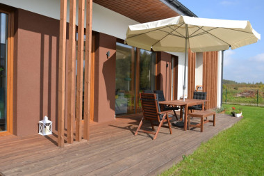 Taras wzdłuż bocznej południowej ściany