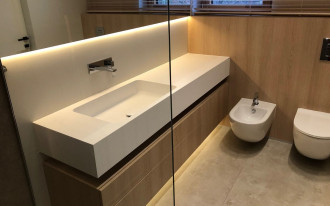 Jakie są zalety umywalki na zamówienie od Luxum® z powłoką antybakteryjną?