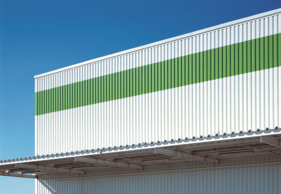 Blachy trapezowe na elewacji hali