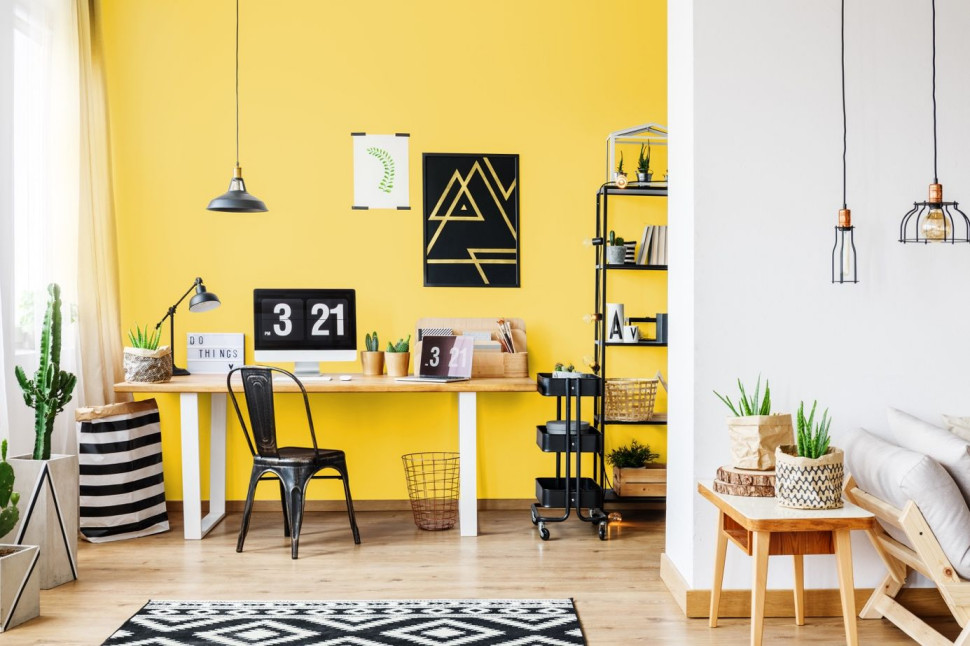 Na ścianie głęboko matowa farba ceramiczna Dekoral Home&Style w BANANA SPLIT