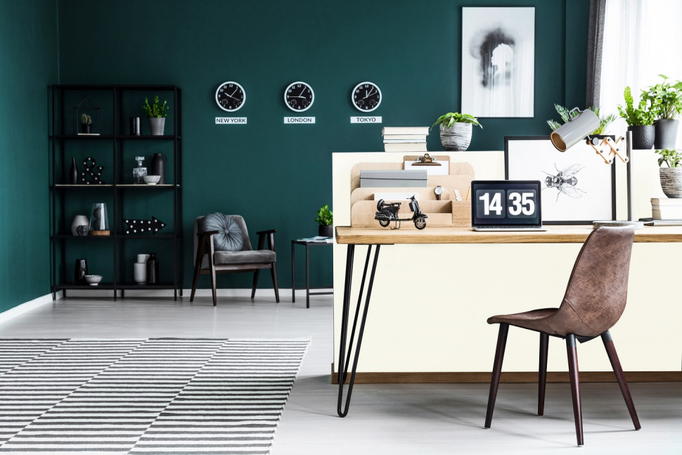 Na ścianie satynowa farba lateksowa odporna na szorowanie Dekoral Clean&Color CIEPŁY BAŁTYK