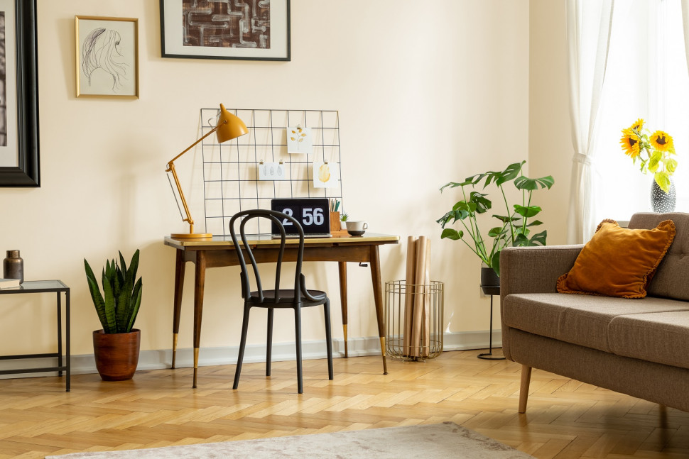 Na ścianie satynowa farba lateksowa odporna na szorowanie Dekoral Clean&Color PERKALOWY BEŻ