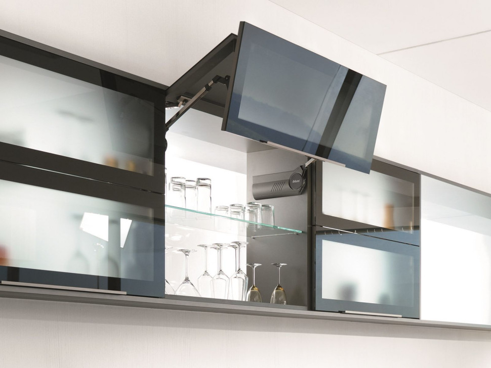 Fronty górnych szafek otwierane do góry