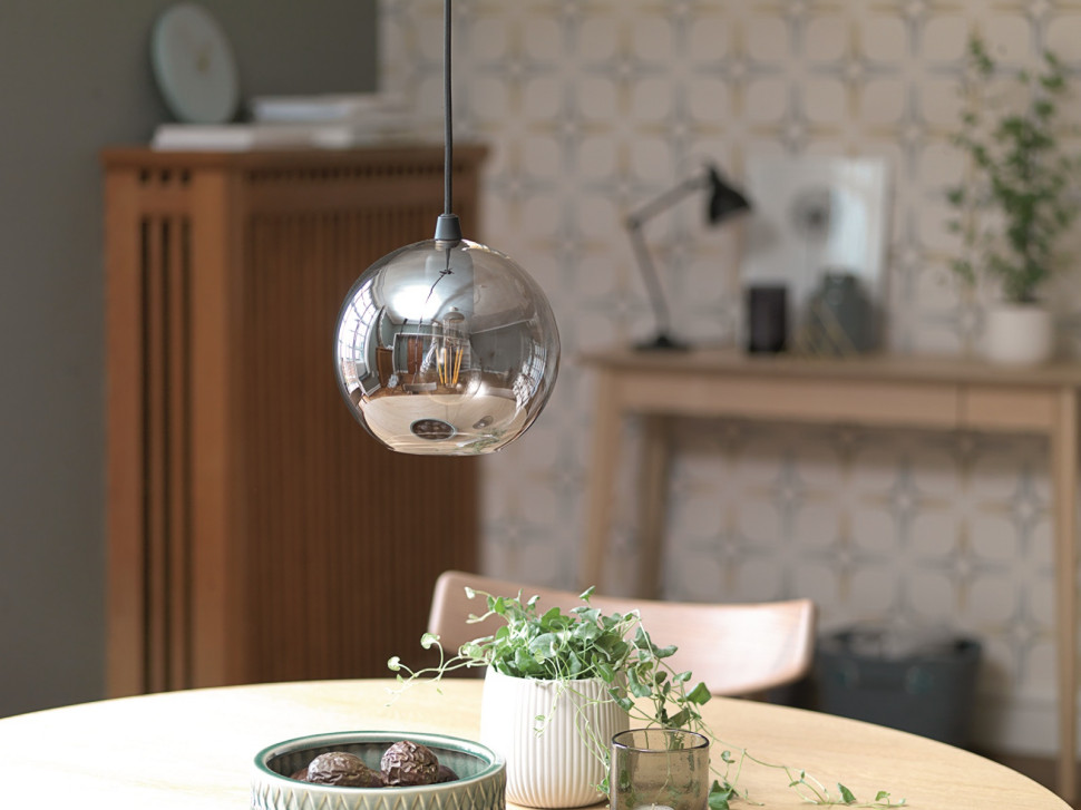 Lampa nad stołem w jadalni