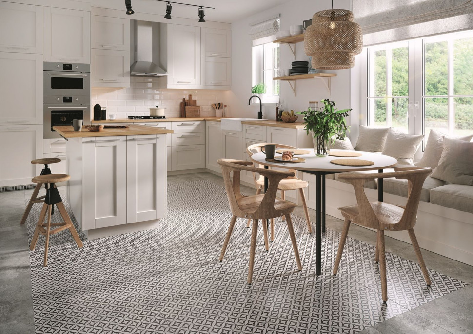 Podłoga w kuchni inspirowana patchworkowymi wzorami w czerni i bieli
