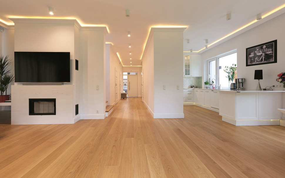 Jednolita drewniana posadzka w kuchni i salonie