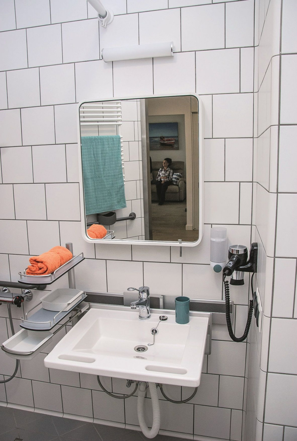 Umywalka na specjalnej szynie