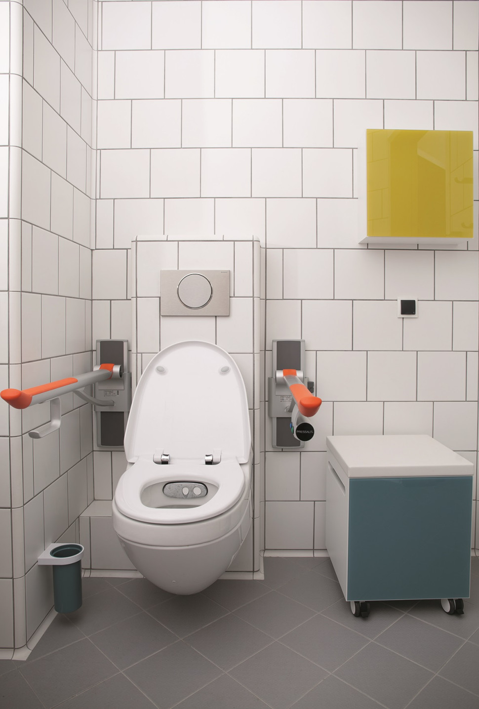 Szafka na kółkach, na której można usiąść