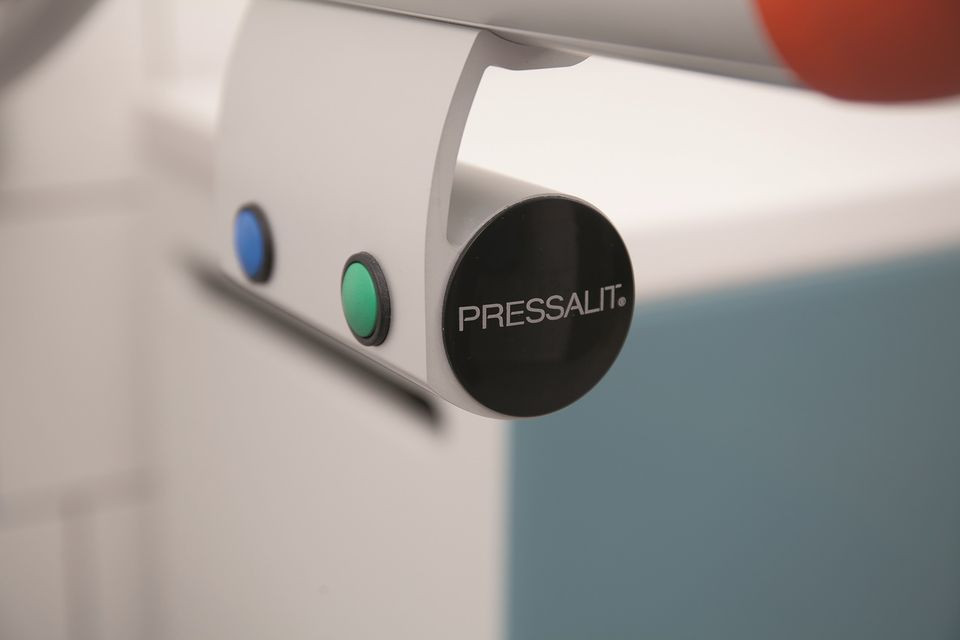 Przycisk do spłukiwania wody umieszczony w pochwycie