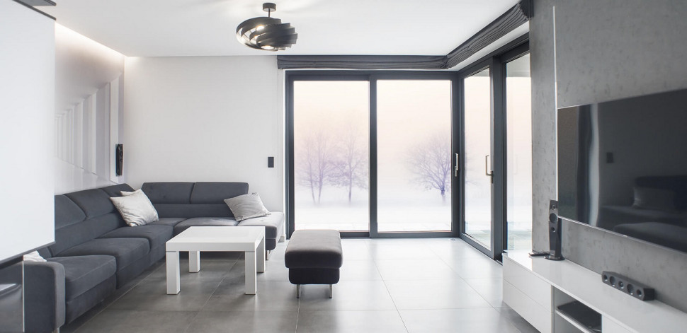 Wielkoformatowe przeszklenia w salonie