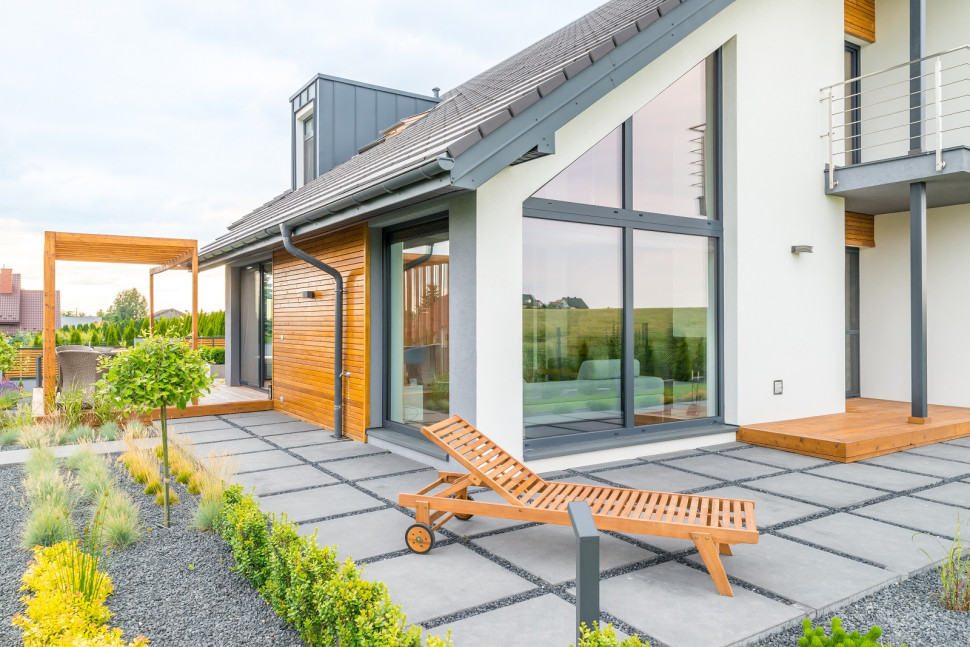 Podziały w dużych oknach wykonanych z plastiku