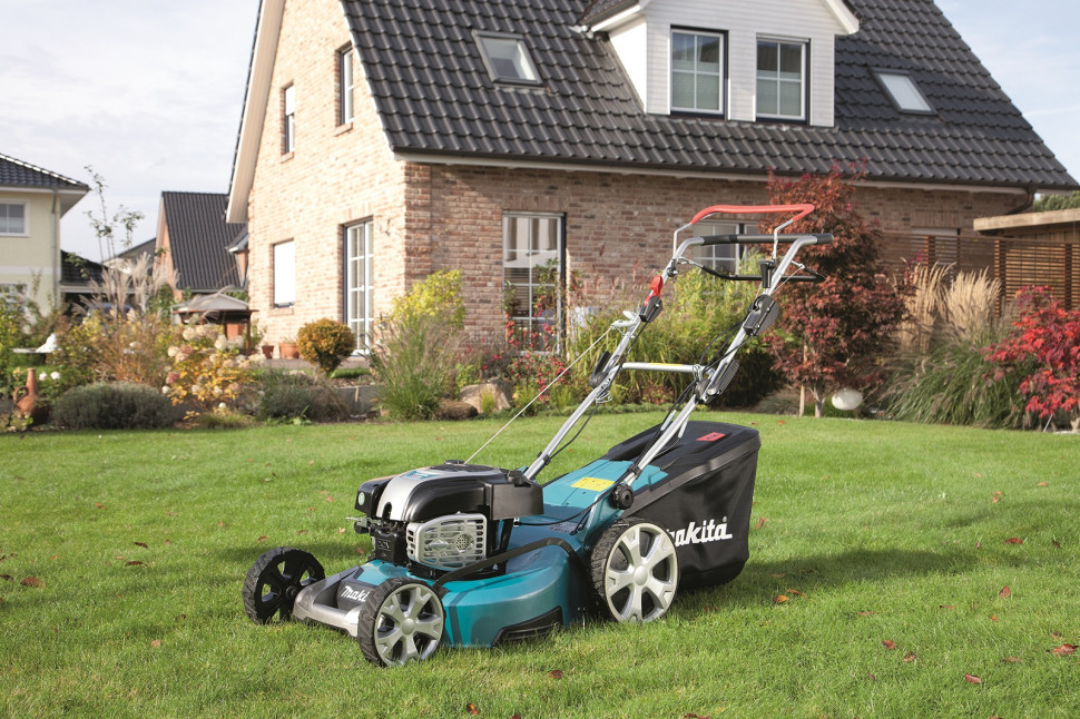 Kosiarka spalinowa z pojemnym koszem