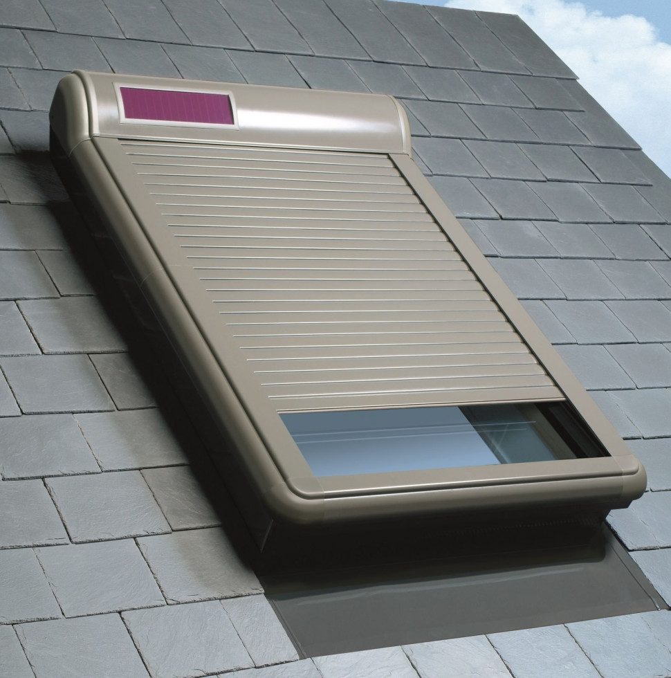 Zewnętrzna roleta na okno dachowe, zasilana z akumulatorów solarnych
