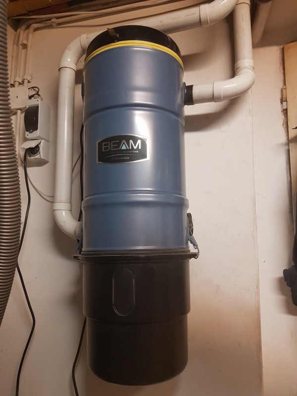 Jednostka centralna odkurzacza w piwnicy