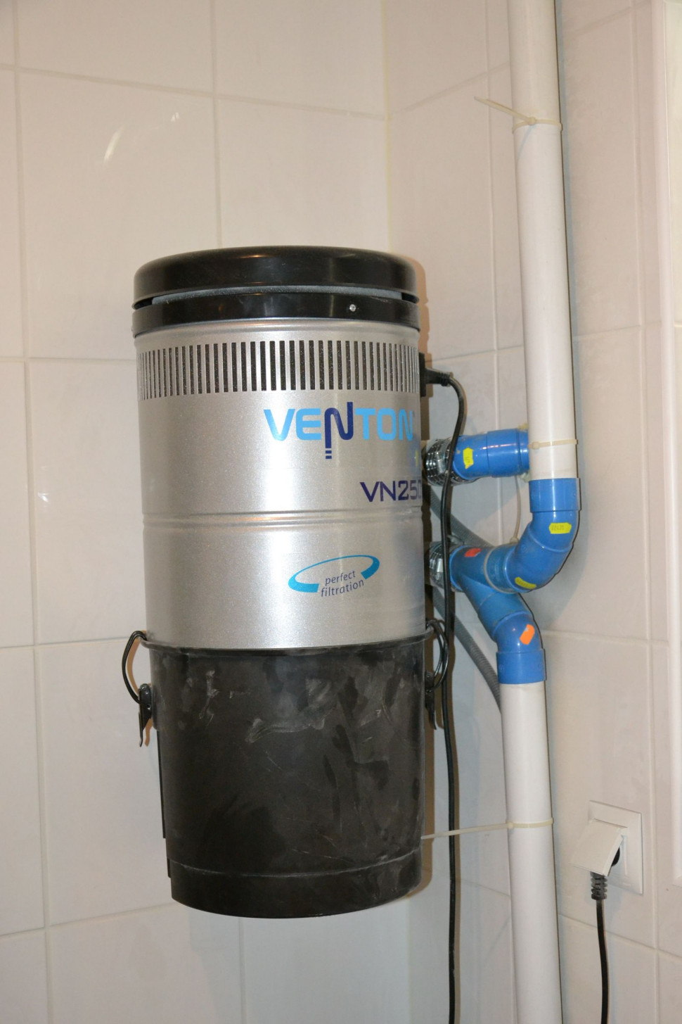 Jednostka centralnego odkurzacza z pojemnikiem na śmieci