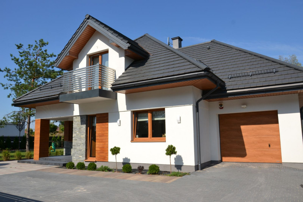 Dom ma tradycyjną zwartą bryłę