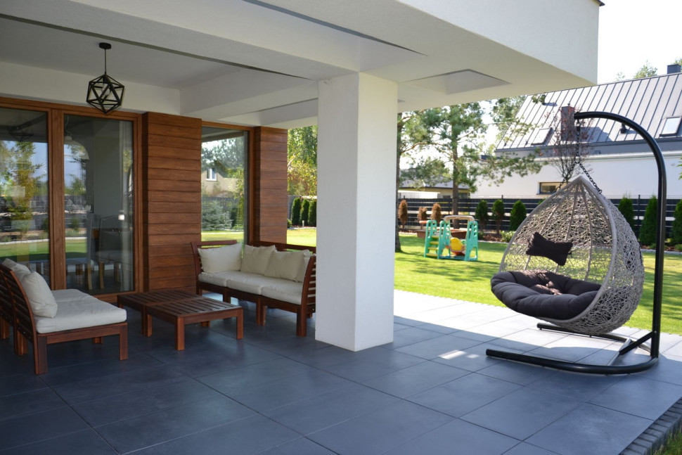 Taras w narożnej wnęce pod stropem parteru