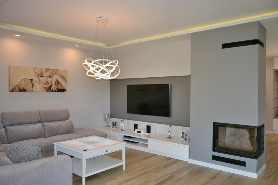 Salon z kominkiem