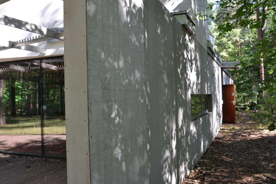 Skromne główne wejście do budynku