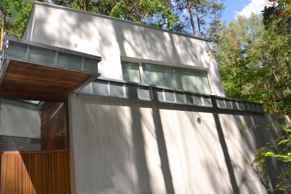 Główne wejście do budynku z doświetlem