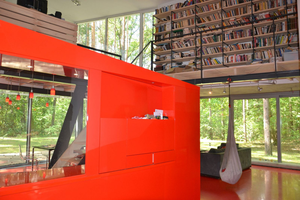 Widok na bibliotekę na antresoli od strony wiatrołapu