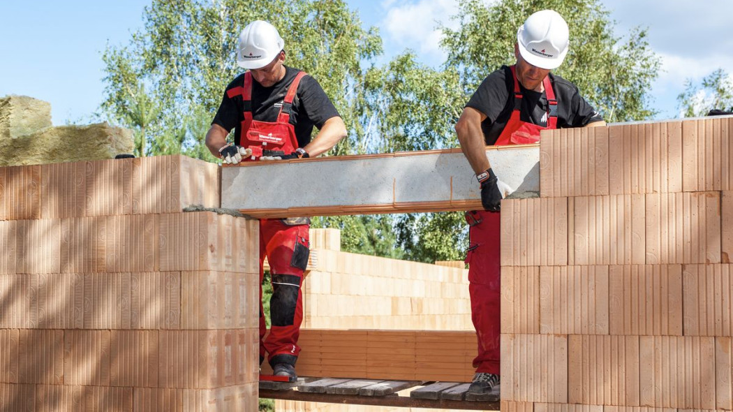 Z jakiego materiału i ilu warstw zbudować ściany zewnętrzne?
