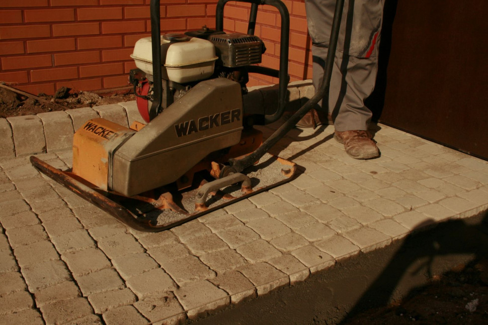 Układamy kostkę brukową, etap 9. Utwardzanie podłoża