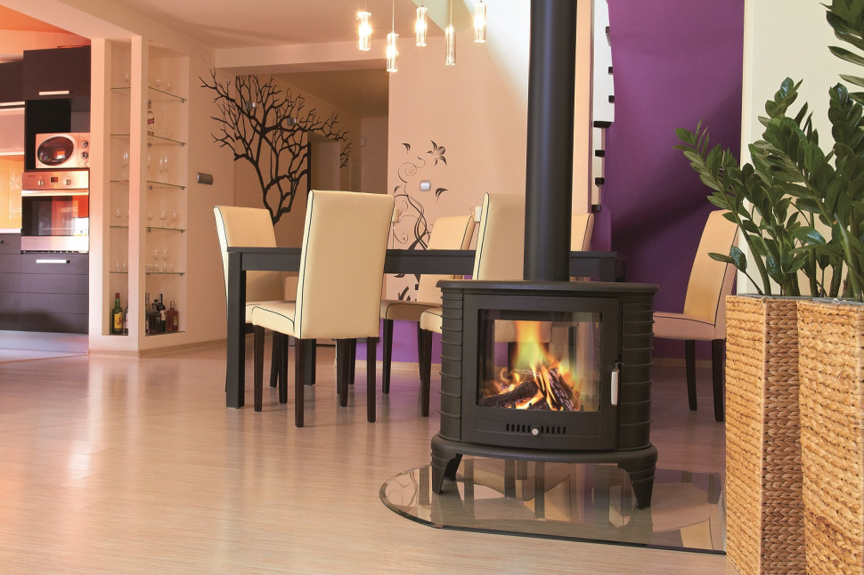 Aranżacja jadalni z kominkiem wolno stojącym