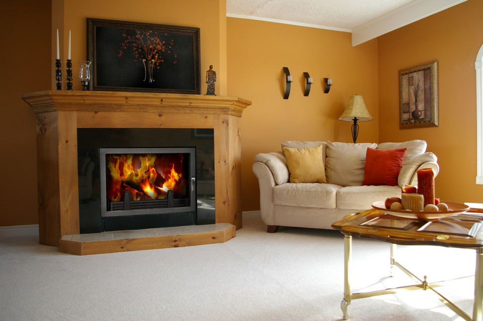 Kominek w drewnianej obudowie