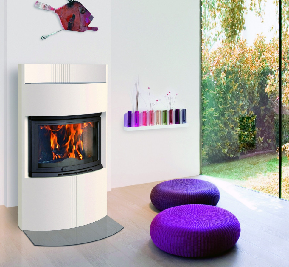 Kominek z zamkniętym wkładem w nowoczesnej obudowie