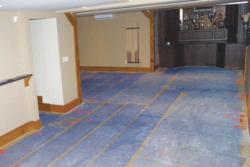 Rozłożone maty grzejne przed ułożeniem posadzki