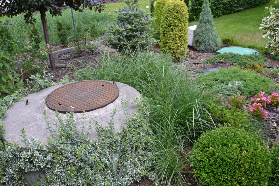 Przez właz betonowej studni chłonnej można podejrzeć oczyszczone ścieki