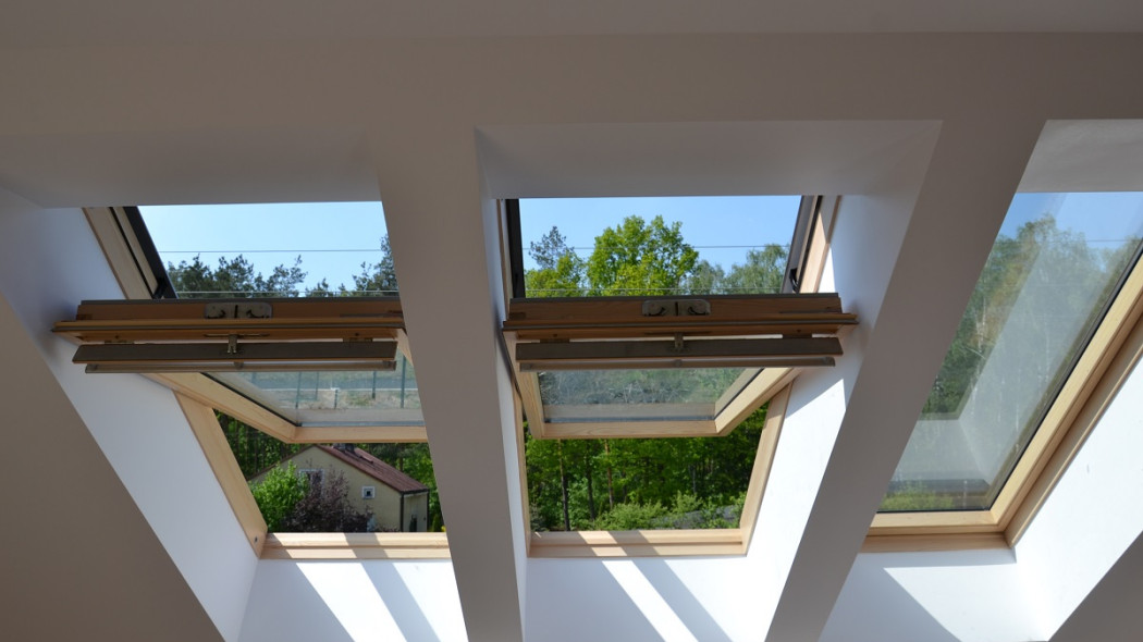 14 okien dachowych pogrupowanych w sypialniach i łazience