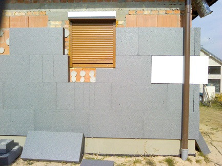 Szary i biały styropian na elewacji