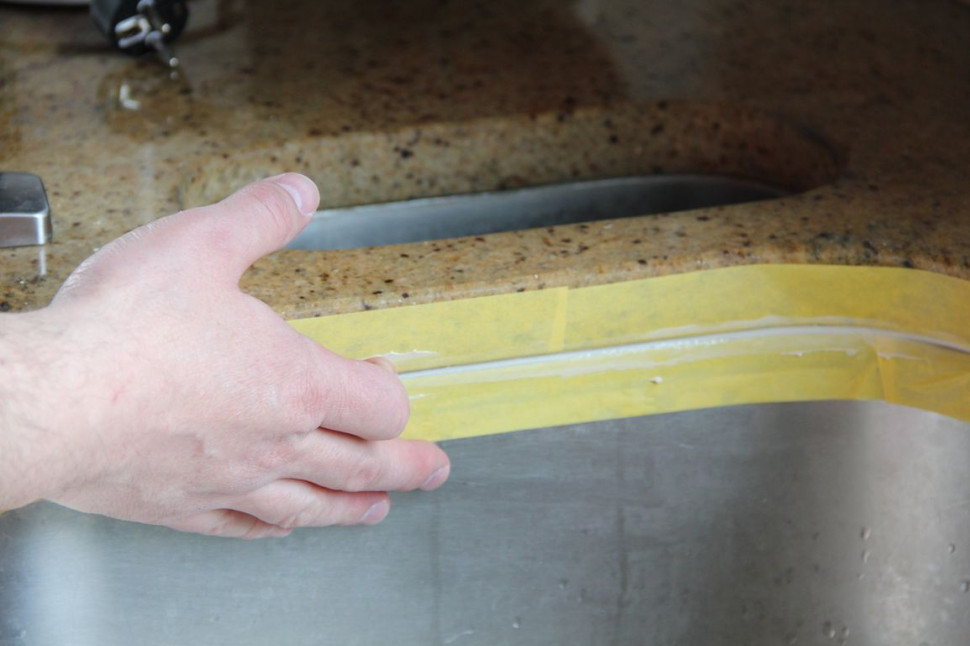 Usuwanie nadmiaru silikonu palcem moczonym w wodzie z dodatkiem mydła lub płynu do mycia naczyń
