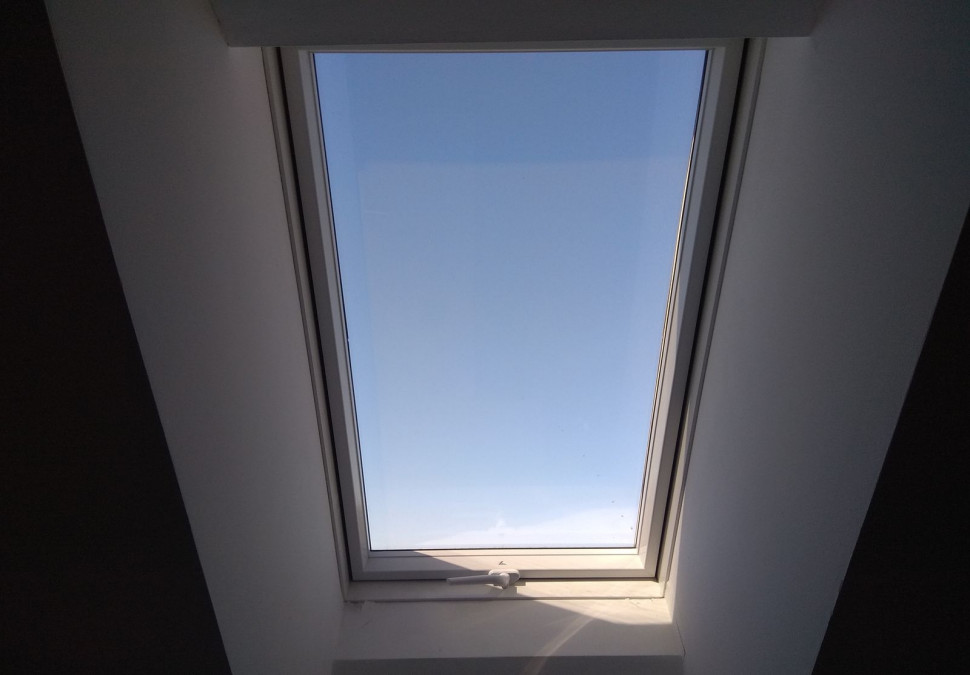 Okno dachowe z PVC w łazience