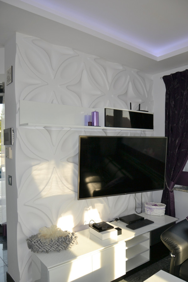Panele 3D z gipsu na całej bocznej ścianie salonu