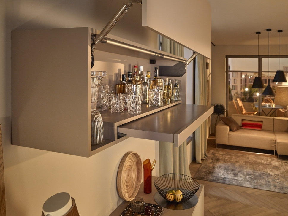 Blokada szuflady tackowej w górnej szafce kuchennej