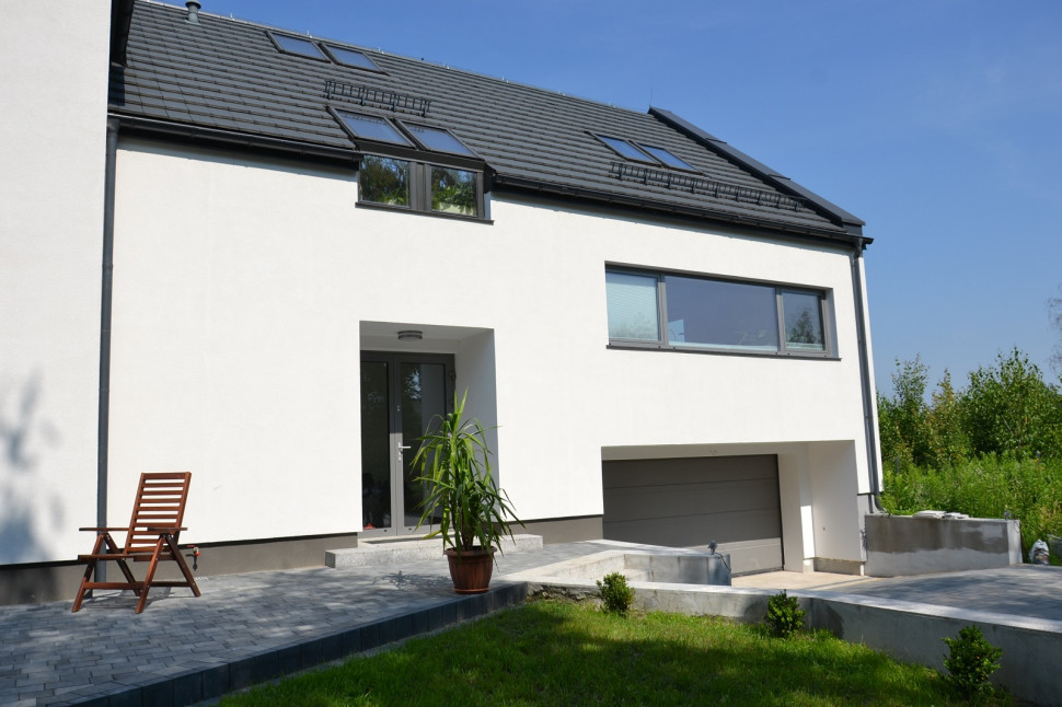 Dwa okna kolankowe - widok z zewnątrz