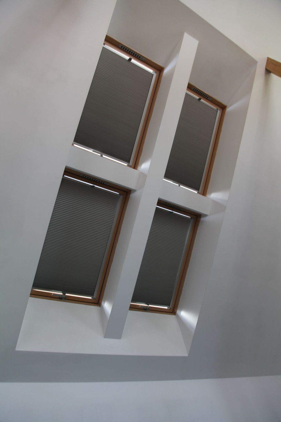 Rolety typu blackout na oknach dachowych