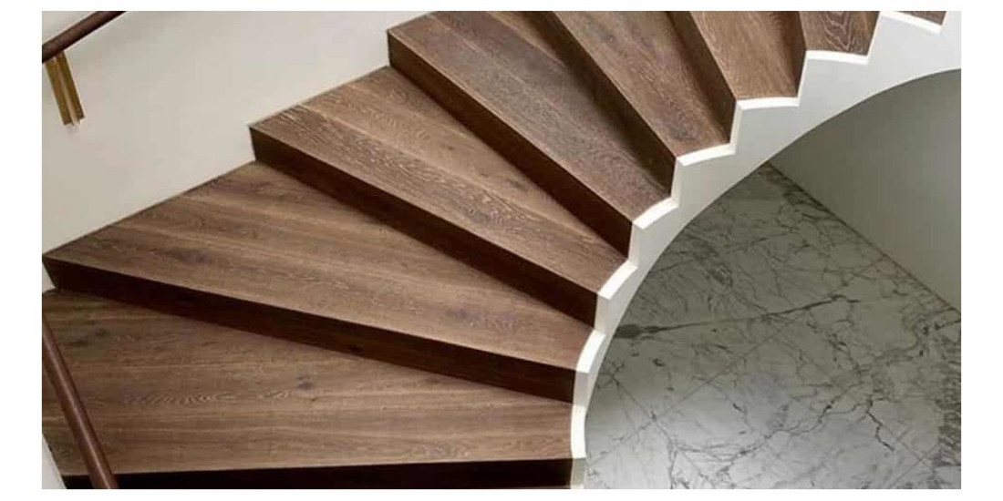 Czy można układać deski warstwowe na schodach?