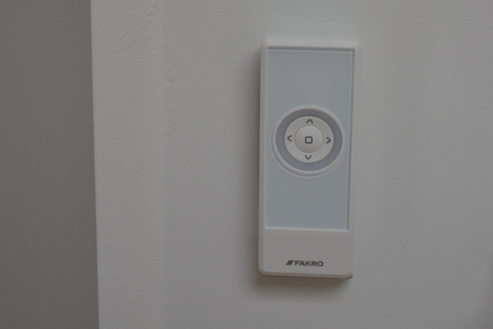 Pilot do sterowania oknem dachowym w płaskim dachu