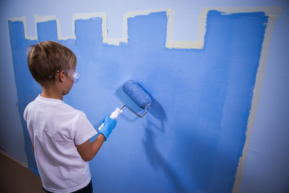 Farbę najlepiej nakładać grubym wałkiem