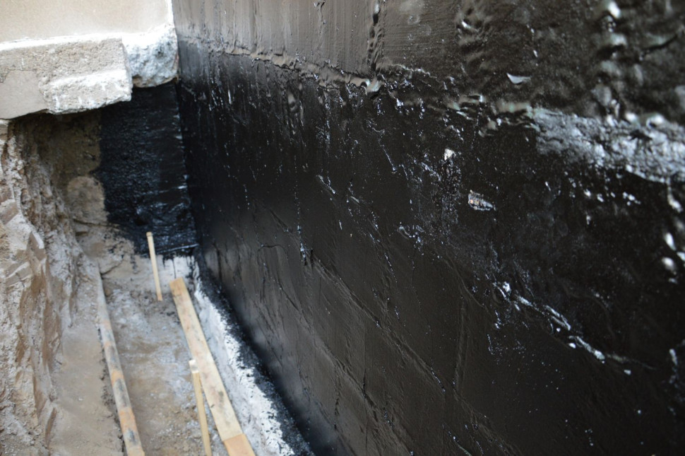 Izolacja przeciwwilgociowa podziemnej części budynku wykonana masą FUNDABIT. Fot. IZOLACJA – JAROCIN S.A.